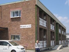 レンガ調の2階建ての建物