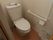 居室には、トイレが完備されている。Ｌ型手すりや温水洗浄便座が設置されており、扉は引き戸になっている。