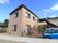 ２階建ての一般住宅のような施設である。建物前に駐車場が設けられており、屋根付き外階段が設置されている。