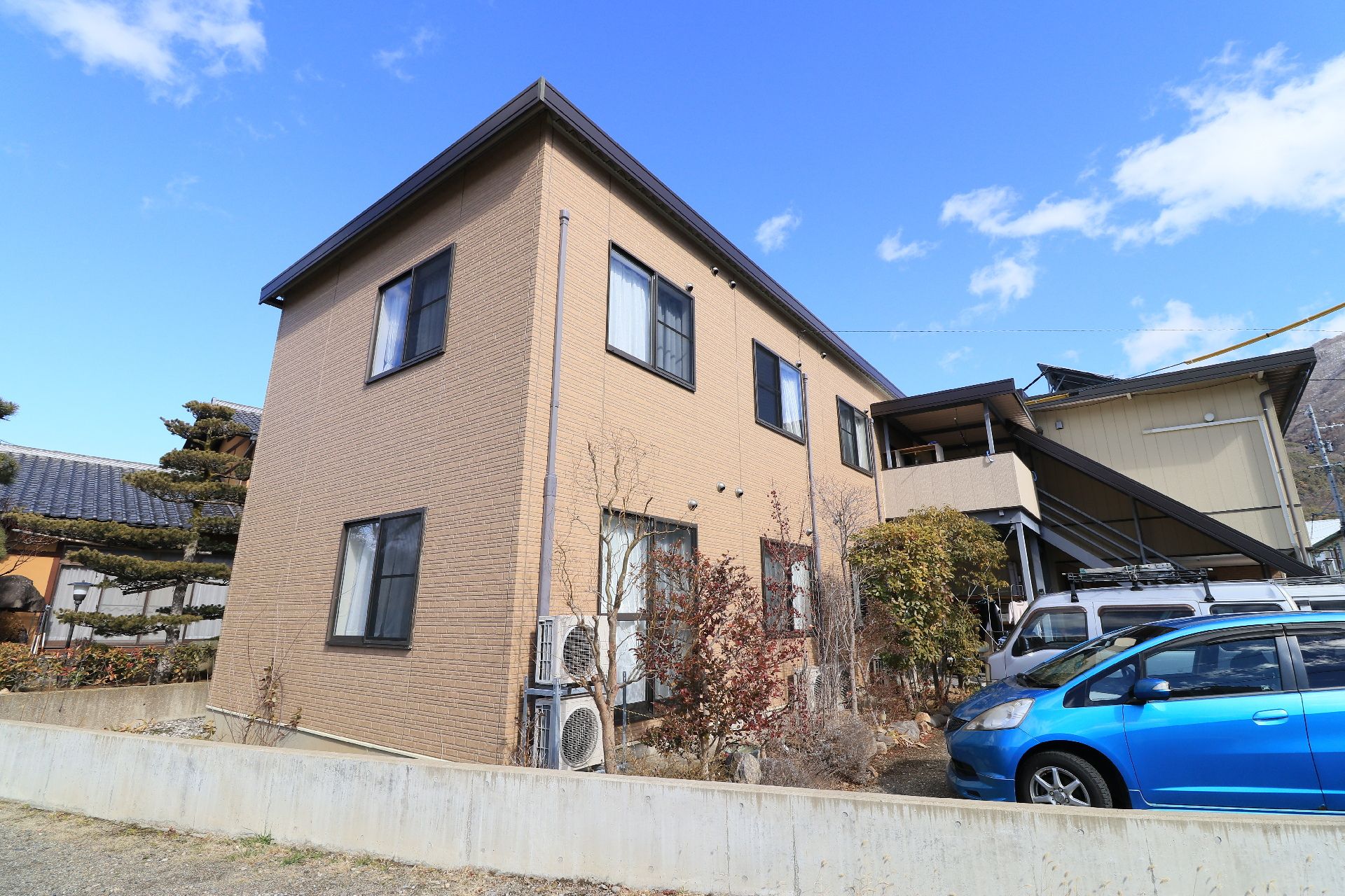 周りに建物が少なく、日当たりのいい2階建ての施設の外観