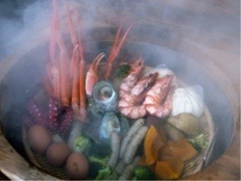 新鮮な魚介や野菜、卵を、大きな鍋で一緒に蒸した料理