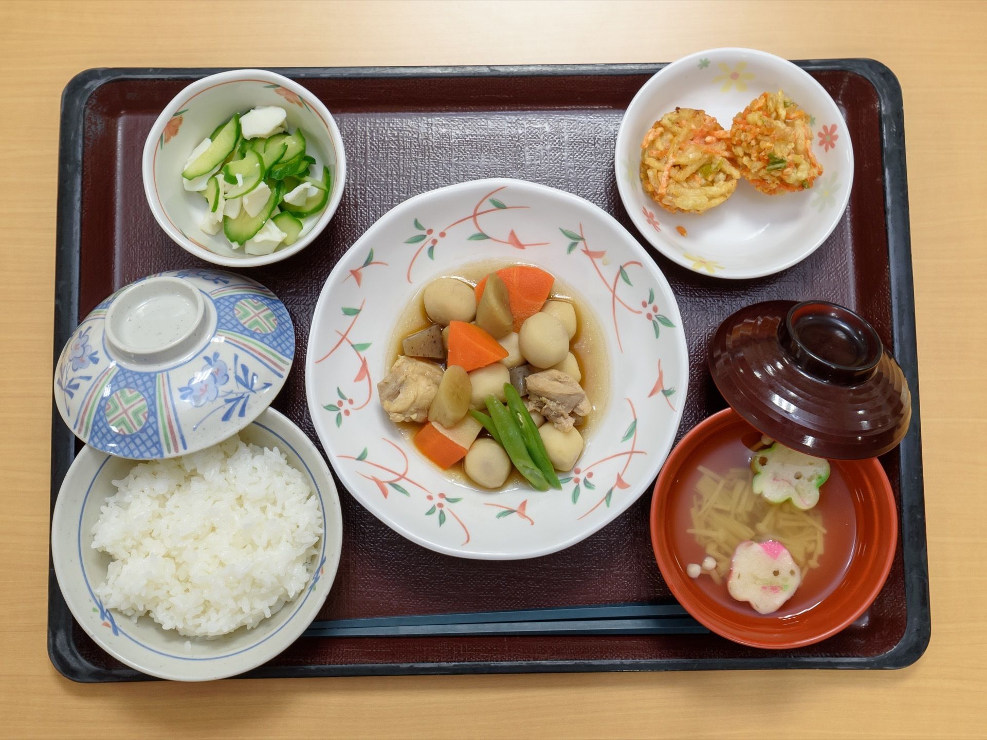 お盆の上に１食分の食事が並べられている。ご飯と汁物の他にメイン料理と、小鉢に入った副菜が２品置かれている。