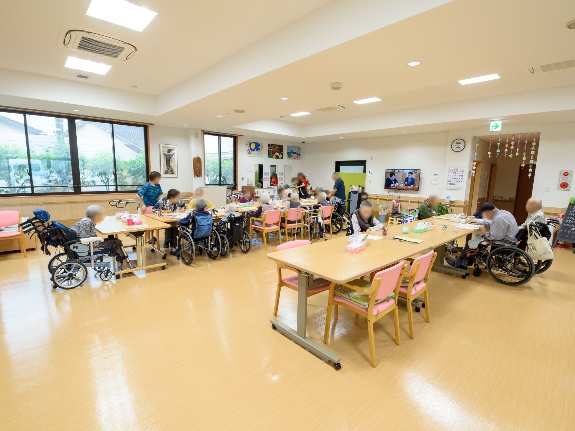 車いすをご利用の方のために、テーブルに椅子をセットしていない席も用意した共有スペース