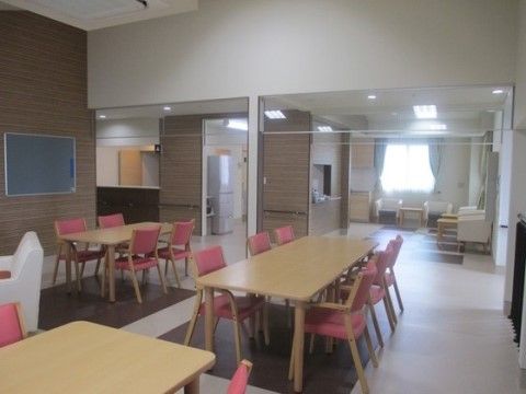 予定を書いたり飾りつけをしたりできる黒板が壁に設置してある食堂