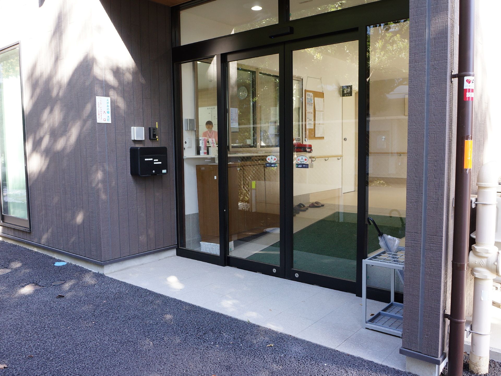 エントランスは自動ドアになっている。また、館内には緩やかなスロープがあり、車いす利用者にもやさしい造りになっている。