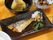 ご飯、味噌汁のほかに、メインのおかずであるサバの味噌煮が四角い皿に盛り付けてある。横に大根おろしが添えつけてある。