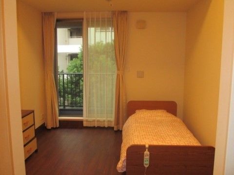 ベッドの枕元には、スタッフ呼び出しボタンがついている個室