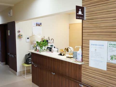 ご入居者様が手すりによりかかった状態で話しかけられるスタッフルーム