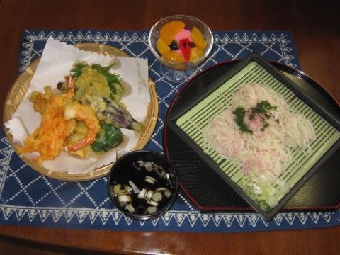 てんぷらとそうめん、フルーツの組み合わせのある日の食事