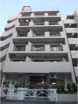 階段もついている、6階建てのマンションのような外観の施設