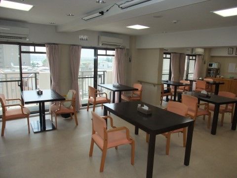 多くのテーブルセットが配置されている。窓から日差しが注ぎ込み、光あふれる中、食事を楽しむことができる。