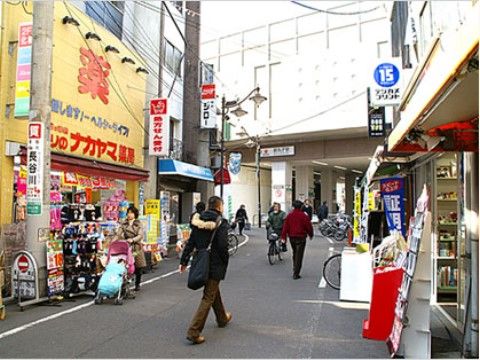 人通りが多く、賑わいを見せている道路。施設までのアクセスが良好なので、迷う心配がない。いろいろなお店が立ち並んでおり、立ち寄ることができる。