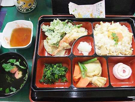 天ぷらと炊き込みご飯のセットメニュー