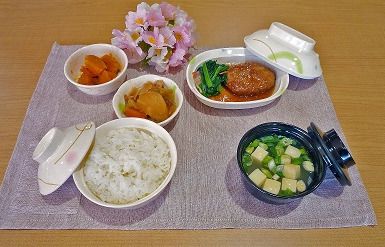 ハンバーグと肉じゃがやかぼちゃの煮物、ご飯と味噌汁のセット