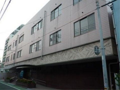 玄関までは段差のないスロープと、低い段差の階段によって進めることがわかる外観