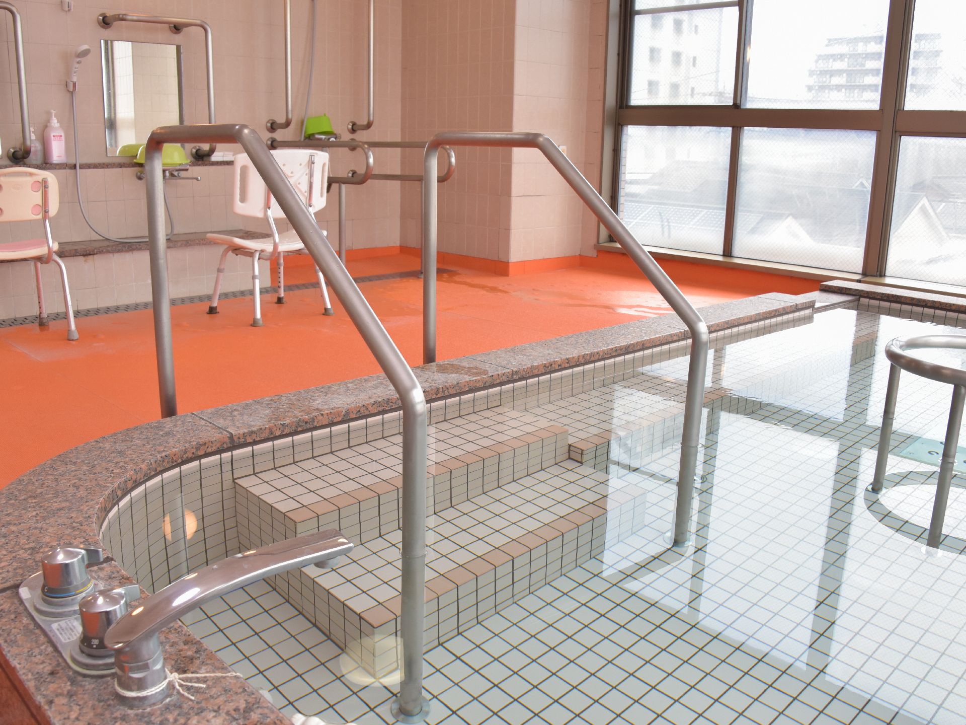 浴槽の入り口には両側に手すりがついた共同のお風呂場