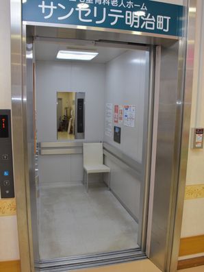エレベータ内部