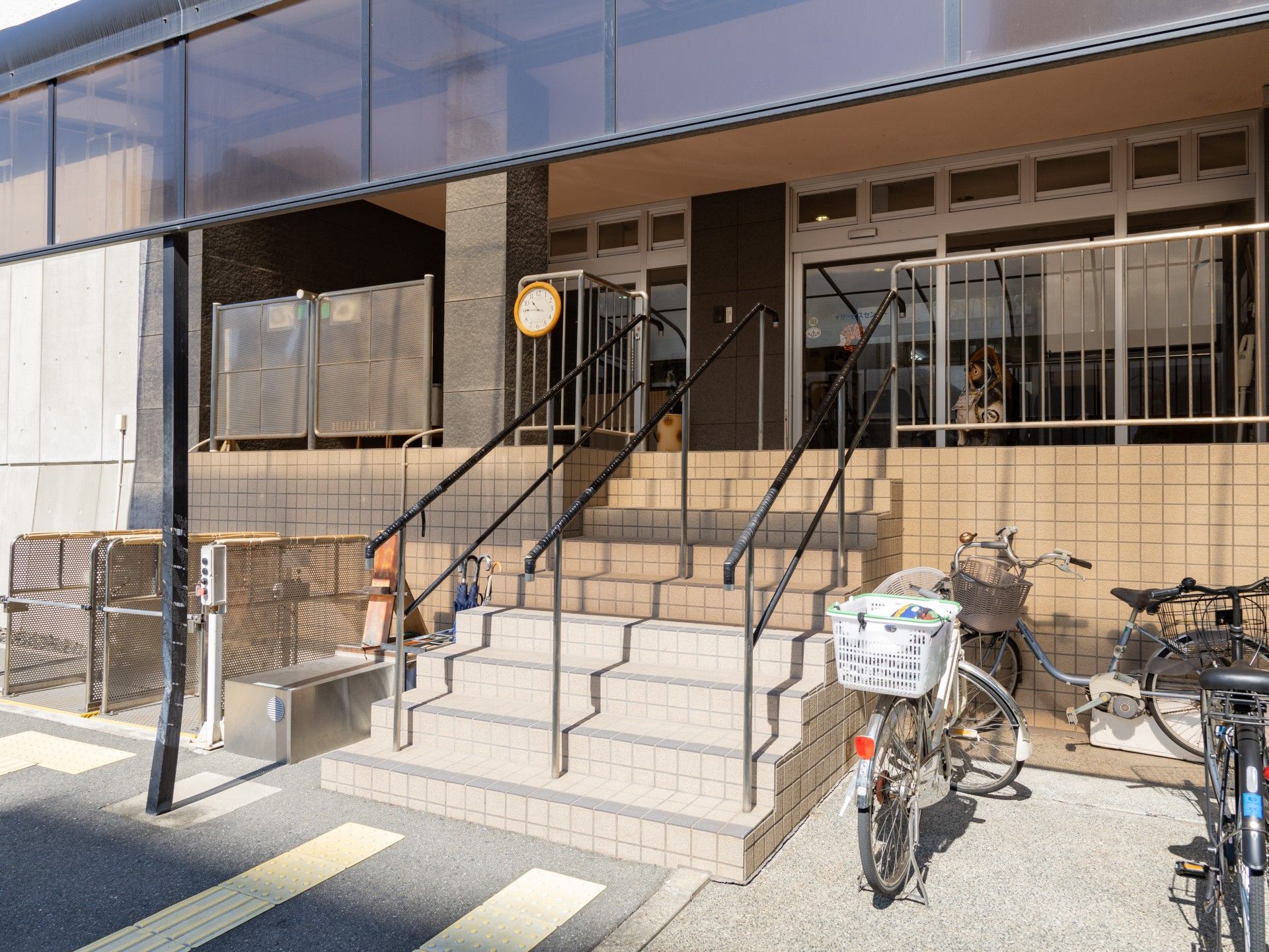 入口と自転車のある建物前