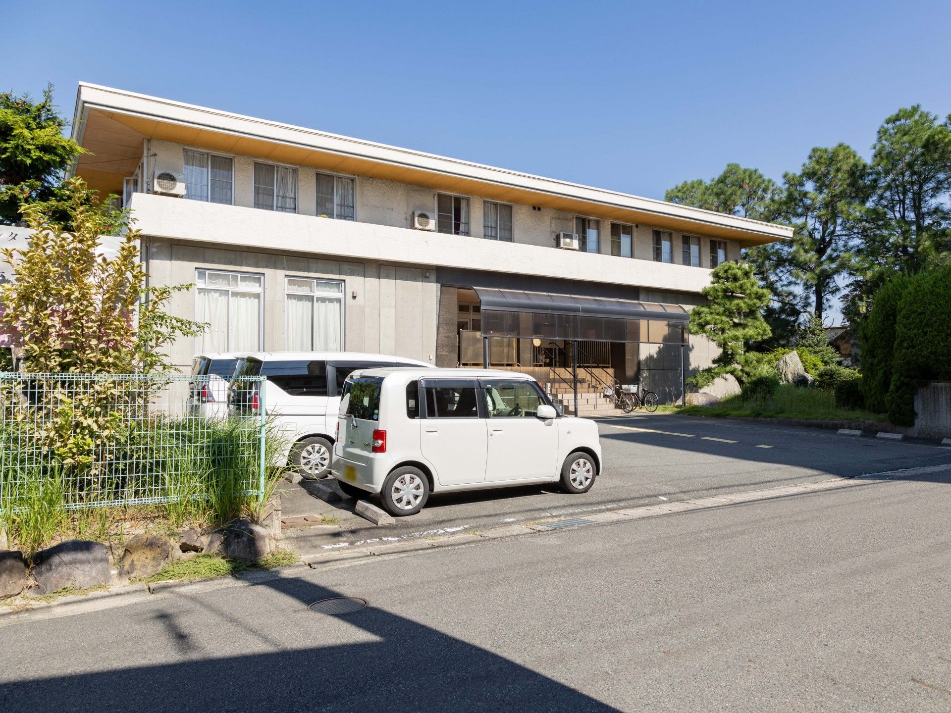 ゆったりとした外観の建物