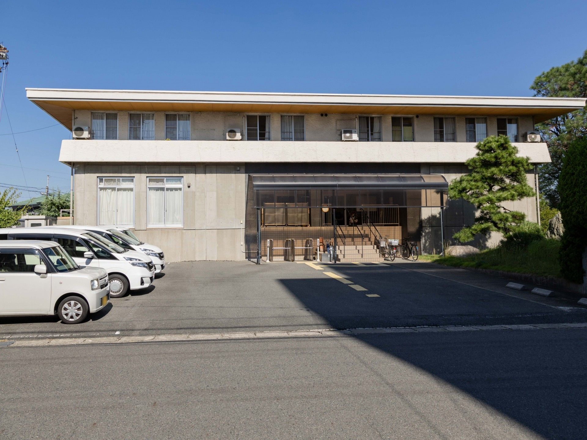 ゆったりとした外観の建物