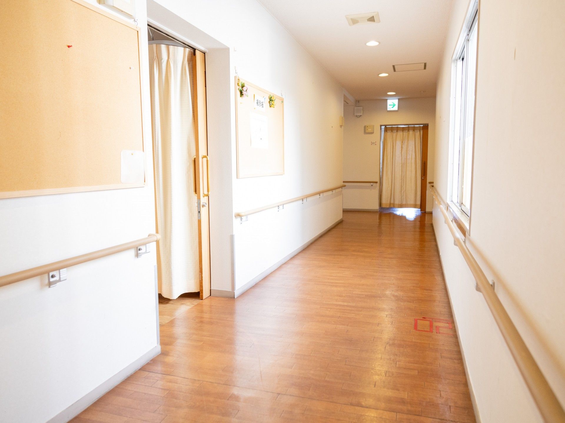 明るく広々とした廊下