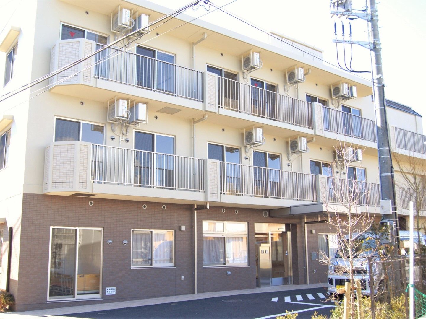 ３階建ての大規模な施設である。周辺は緑に包まれた自然あふれる環境である。気軽に散歩やジョギングを行うことができる。