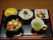 施設で作られている食事である。中華丼、おひたし、シュウマイ、スープ、バナナが用意されている。野菜をふんだんに使った献立である。