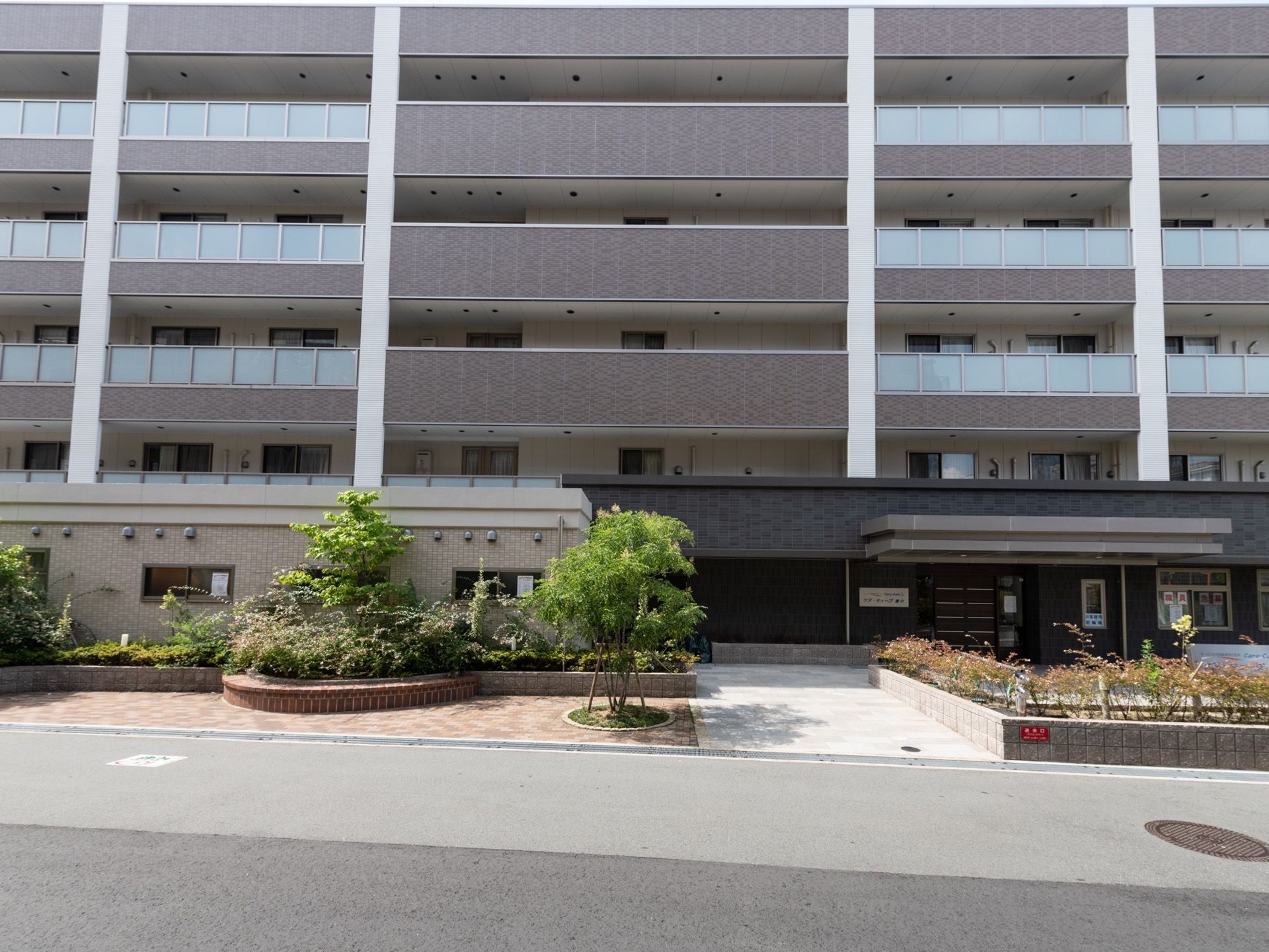 施設の外側を囲うように草木が栽培されており、一種の庭園のようになっている。公道から伸びる横幅の広い通路より、施設入口へと移動できる。