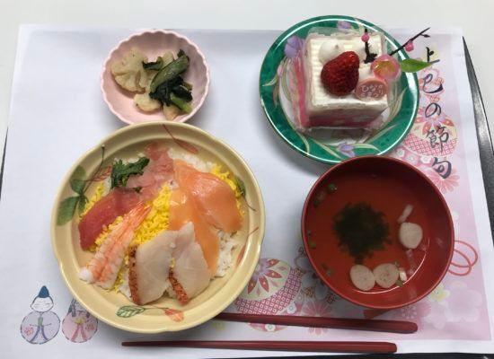 海鮮丼と吸い物、ショートケーキがセットになったメニュー