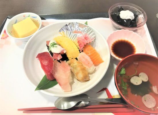 握り寿司と吸い物、コーヒーゼリーが付いたメニュー
