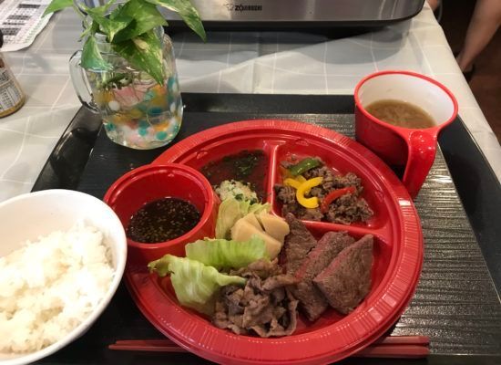 ステーキとサラダとごはんと味噌汁のセット