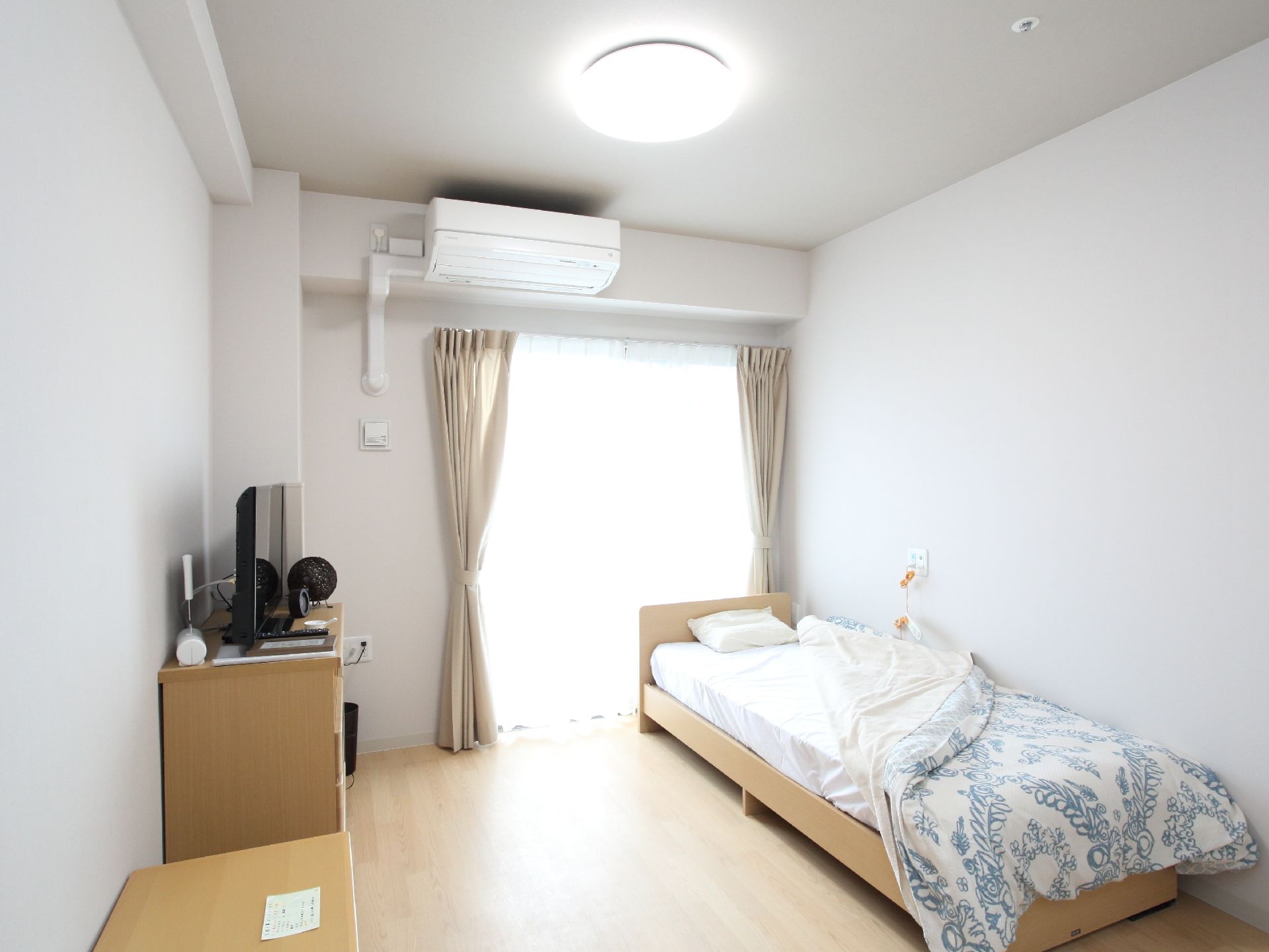 「サービス付き高齢者向け住宅 ドーミー亀有Levi」入居者様。入居者様同士、仲良く会話を楽しんでいる様子です。