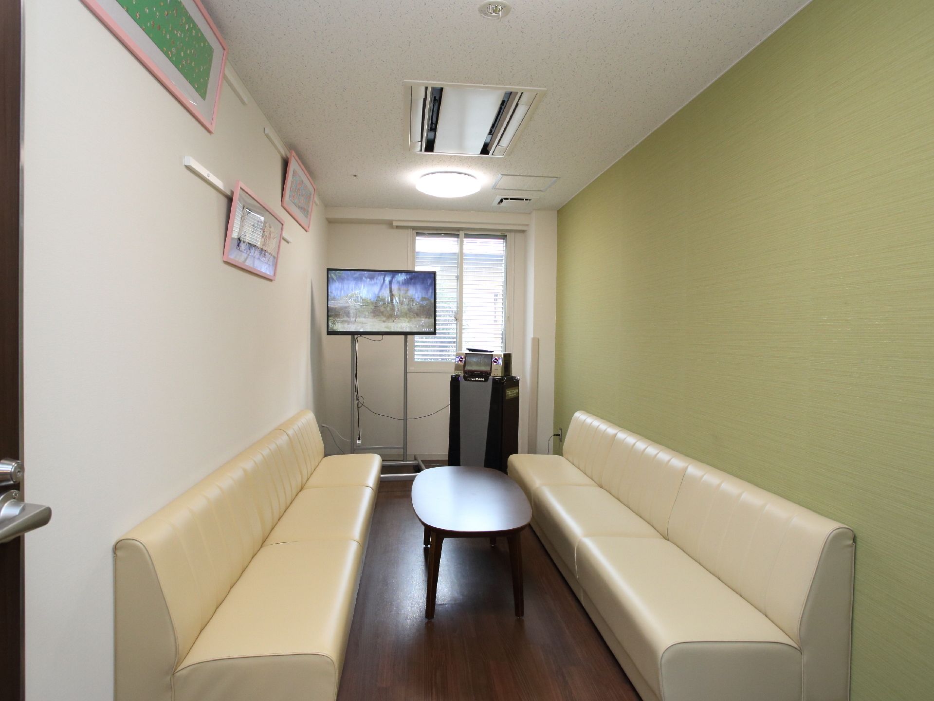 家族や友人などとの集まりにご利用いただける部屋。記念日や誕生日などでの利用を想定している。カラオケ設備もある。