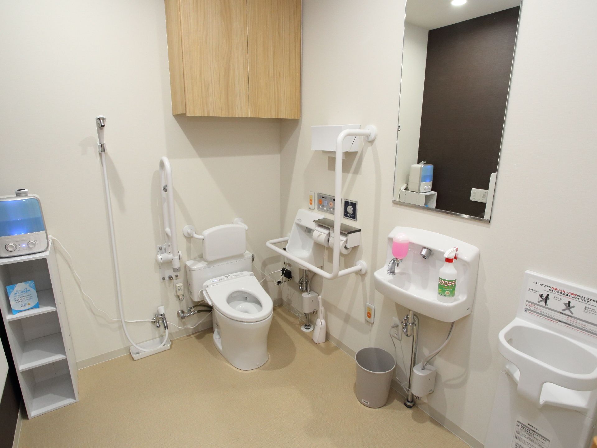共用トイレは、あらゆるコンディションの方が利用できるよう設備を整えた。バリアフリー対応はもちろん、赤ちゃん椅子まで備わっている。