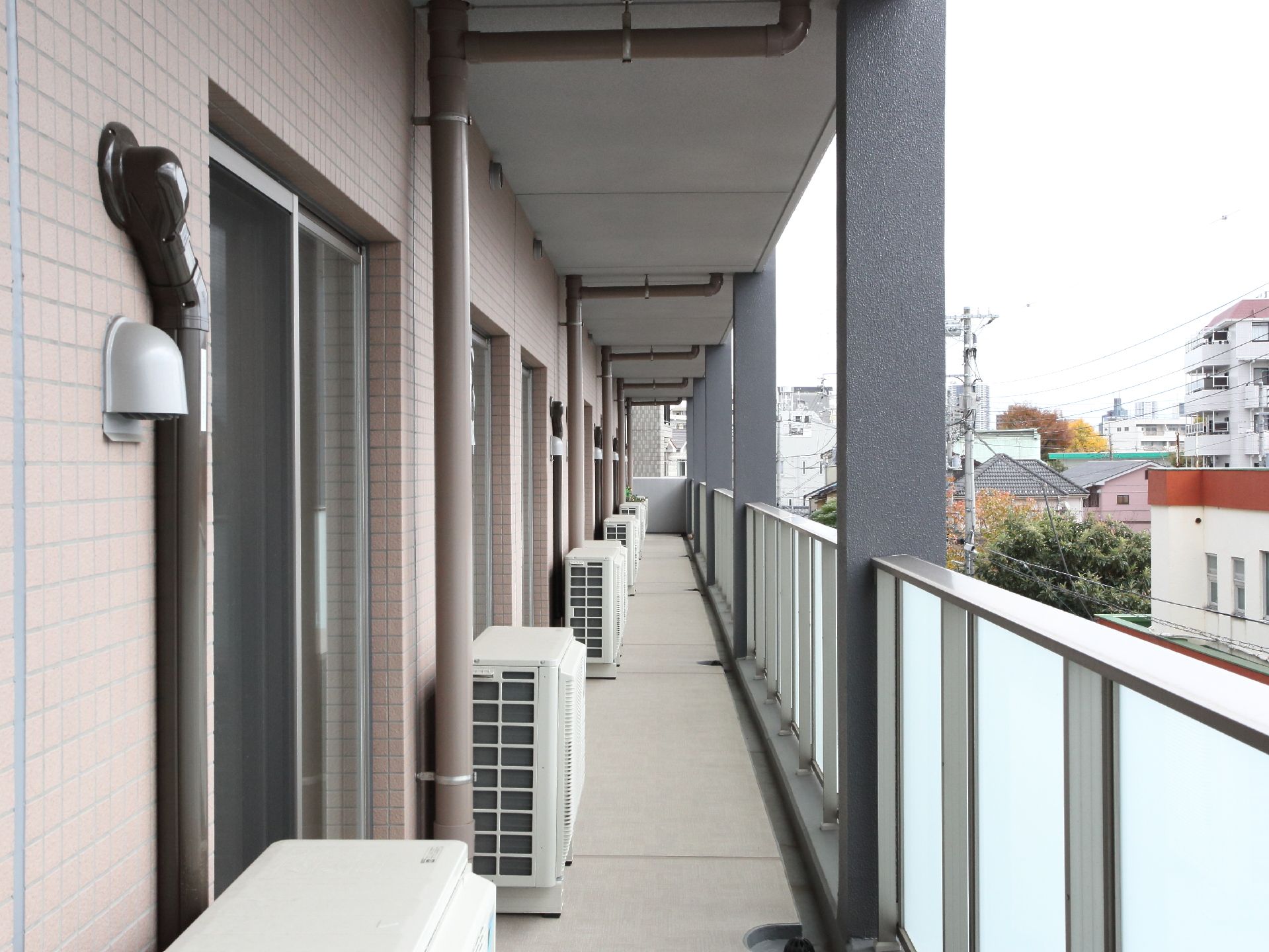 各居室には広いバルコニーが付いていて、好きな時に出て頂ける。仕切りがないので、通路のように歩くことが可能。バリアフリー完備。