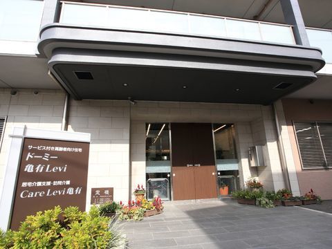 高級マンションを思わせるような正面玄関。頭上には大きくひさしが張り出し、降雨時の出入りにも不便が少ないように配慮されている。