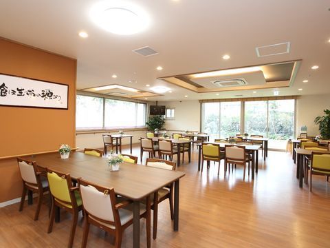 「サービス付き高齢者向け住宅 ドーミー亀有Levi」お食事風景。入居者様同士、仲良く会話を楽しみながら、お食事を召し上がっている様子です。