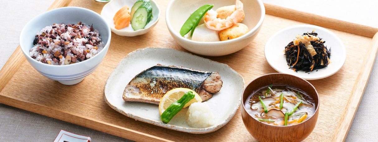 焼き魚とおしんこ、海老と野菜や、ひじきの煮物と、赤飯と味噌汁のセット