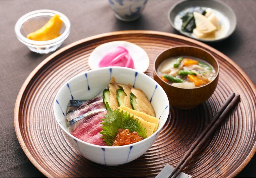 まぐろやいくらの海鮮丼と、けんちん汁とおしんこのセット