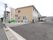 閑静な住宅街に立地している白とピンクの外壁が明るい雰囲気の施設の外観。道路からのアプローチは段差のないバリアフリー対応となっている。