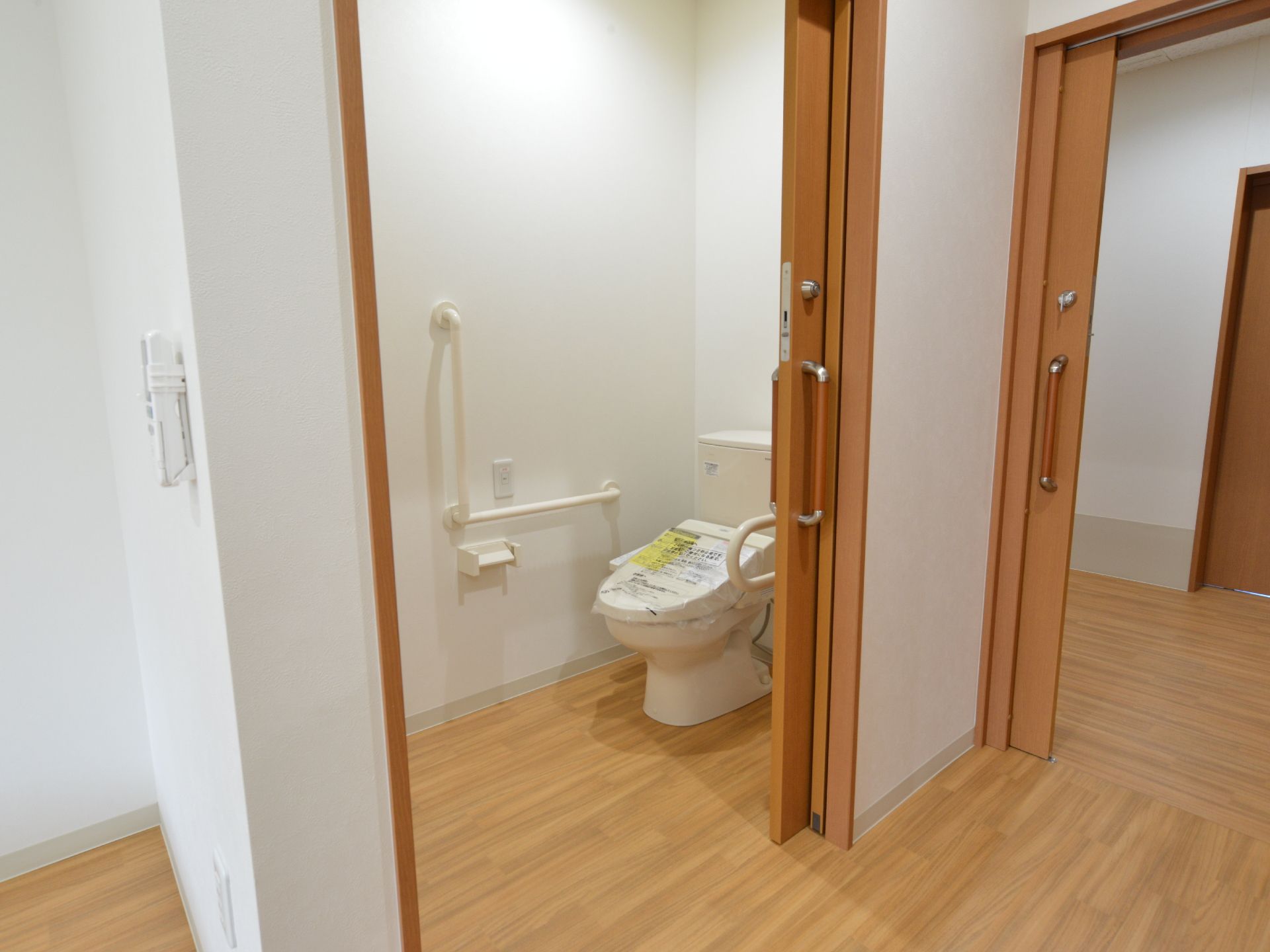 居室のトイレは出入り口の近くにあり壁には手すりが設置されている。扉は横開きで大きく車椅子でも中に入りやすい構造。