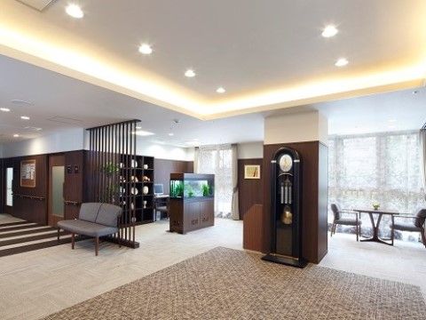 「ニチイホーム川口」のエントランス。バリアフリーの安全設計。