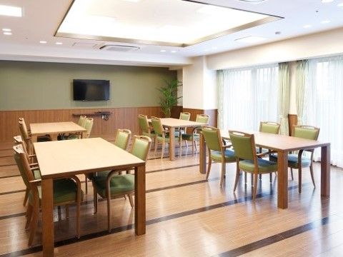 「ニチイホーム川口」のリビング。各種アクティビティをご用意。