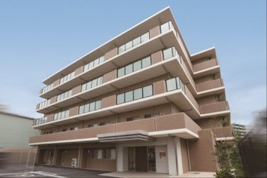 「ニチイホーム川口」の外観。住み心地よく配慮された、上品なたたずまいの住居。