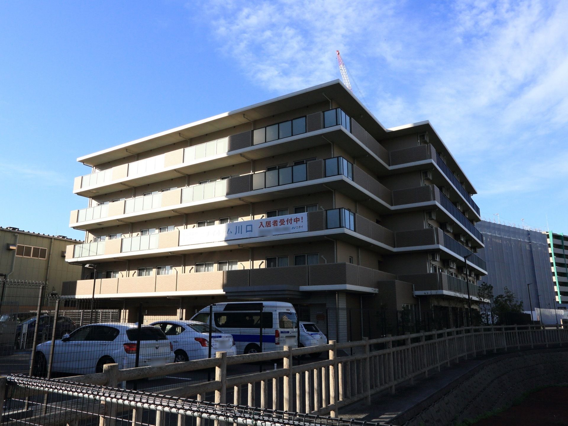 日当たりのよい５階建ての施設で、各居室には、広いベランダが設置されている。建物の前には専用の駐車場が備わっている。
