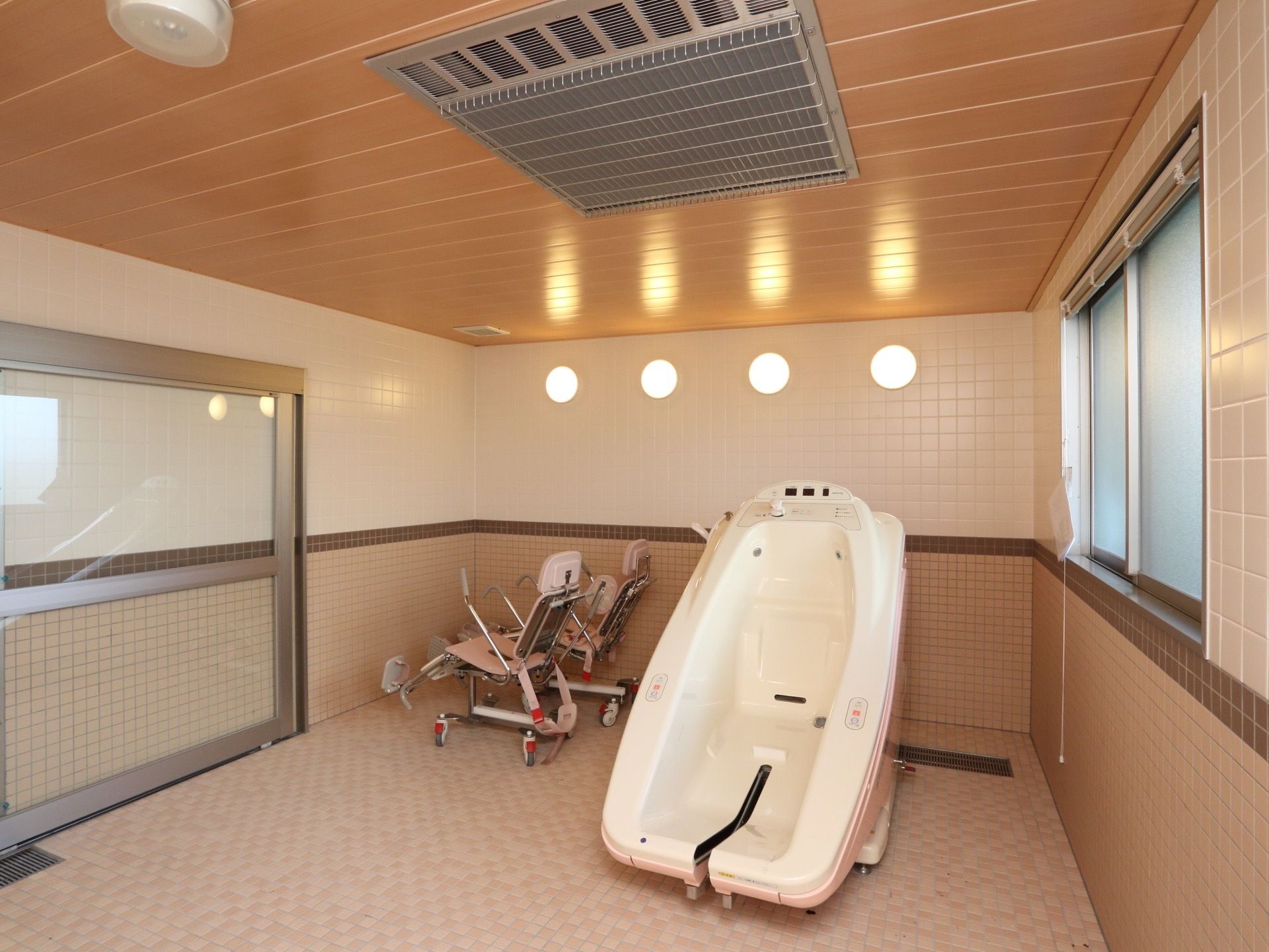 機械浴室にはワイドな専用の浴槽と広々とした洗い場が備わっている。複数のスタッフが余裕をもってスムーズに入浴介護を行える。