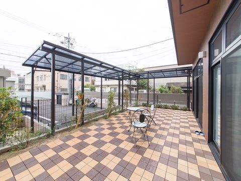 部屋から直接出られる場所にある、駐車場の目の前のガーデン