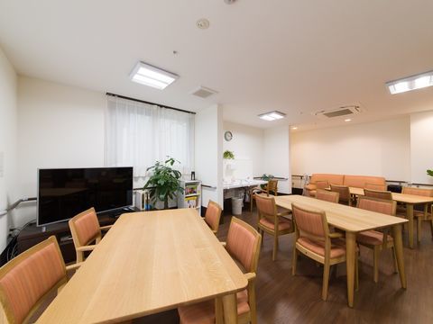 大型テレビを見ながら、食事を楽しむことができる食堂