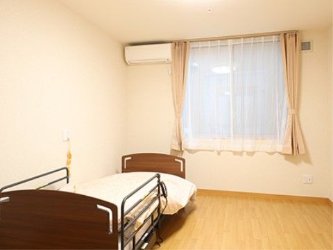 窓やエアコンが完備された居室をご利用いただく。快適に暮らしやすく、プライバシーが守られ1人の時間を楽しむこともできる。
