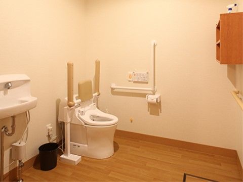 広くスペースを確保されたトイレは設備が充実されている。センサー付き洗面台が設置されており、清潔で感染予防になっている。